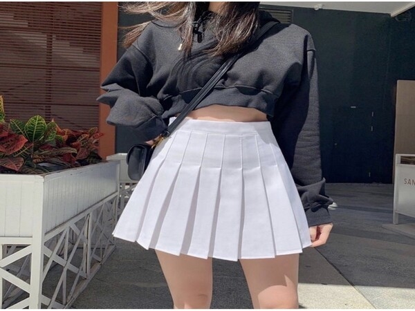 Áo croptop đi cùng chân váy tennis giúp bạn trở nên nữ tính hơn