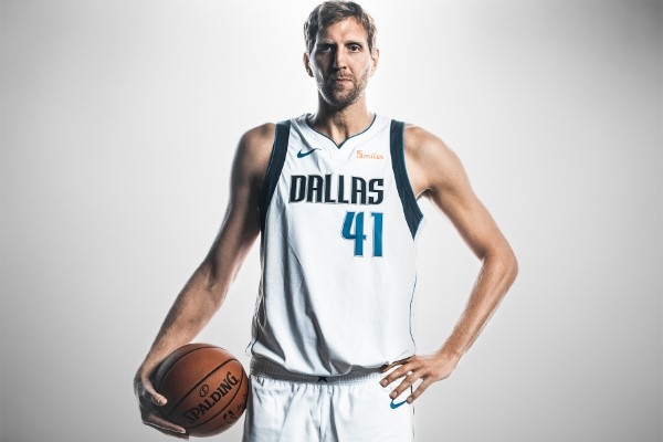 Dirk Nowitzki là một cầu thủ PF trong bóng rổ rất nổi tiếng