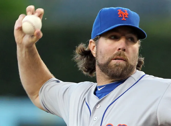 R.A. Dickey đã nổi bật với knuckle ball thành công nhất trong MLB