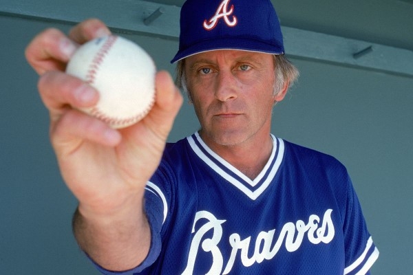 Phil Niekro là một trong những cầu thủ ném bóng nổi tiếng khác với knuckle ball