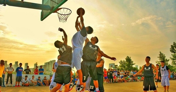 Hướng dẫn sử dụng từ 'basketball court' trong câu